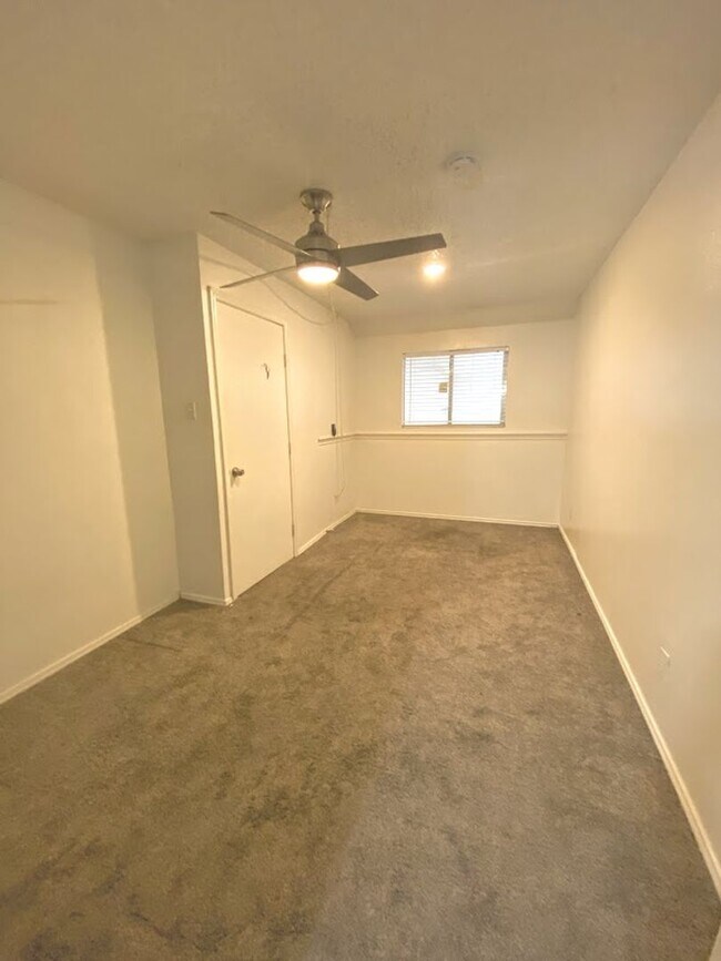 Building Photo - WATERFORD WEST CAMPUS - 4 BEDROOM - $2800