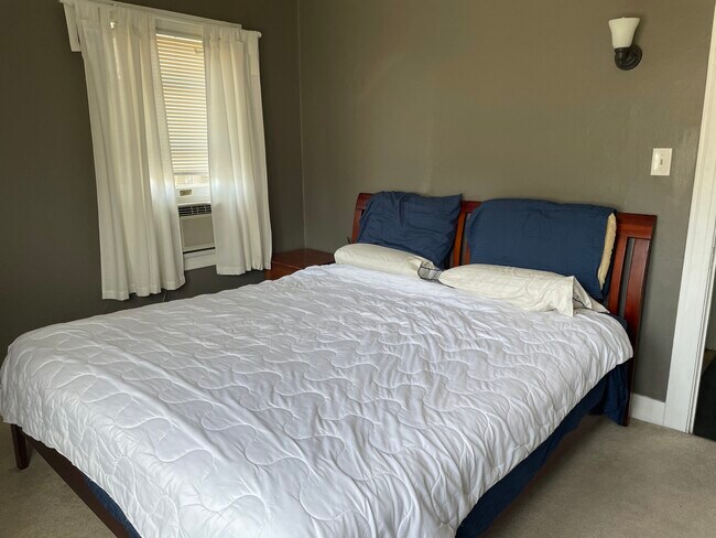 Building Photo - 849 N Sycamore Ave