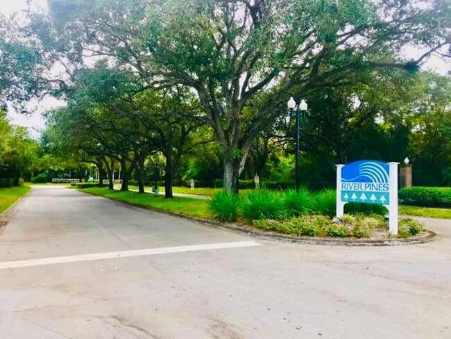 Building Photo - 2/2.5 Stuart Townhome near Intracoastal