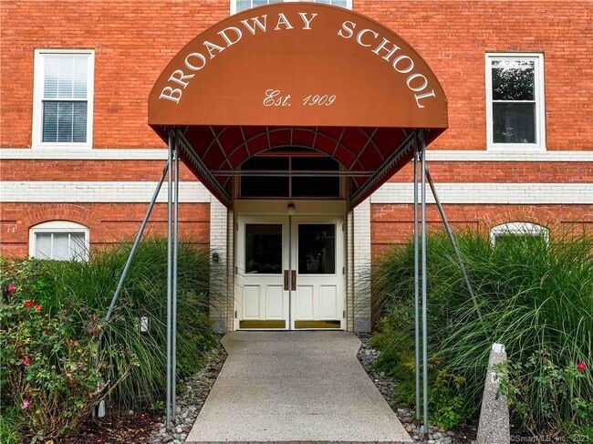 Building Photo - 6 School St