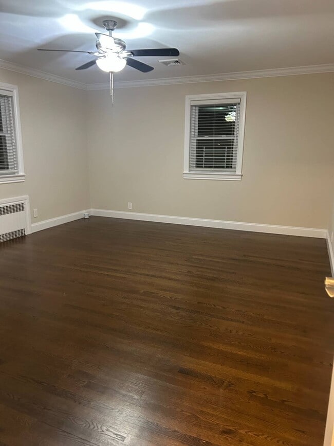 Building Photo - 260 Eastchester Rd