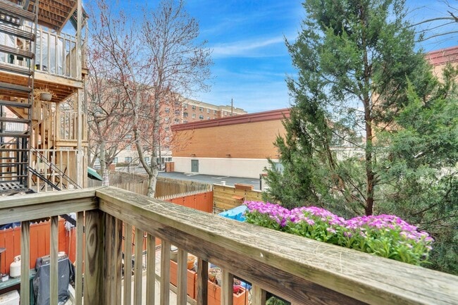 Building Photo - 520 Manila Ave