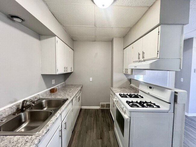 Building Photo - ET 501-503 16th Ave