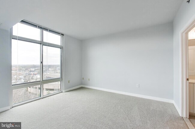 Building Photo - 5750 Bou Ave