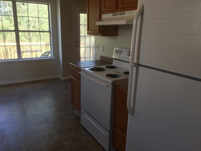 Building Photo - 4 Bedroom 2 bath home off Bell Rd Available !