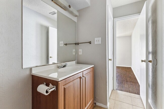 Building Photo - 2410 Lido Ln