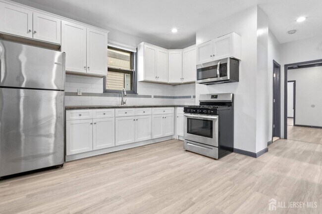Building Photo - 211 N 13th St