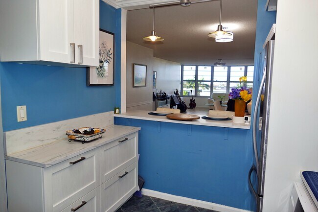 Building Photo - 3051 NE 48th St