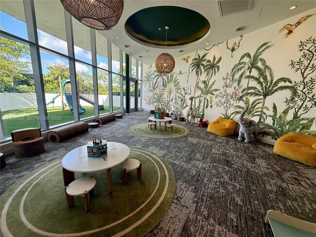 Building Photo - 700 NE 24th St