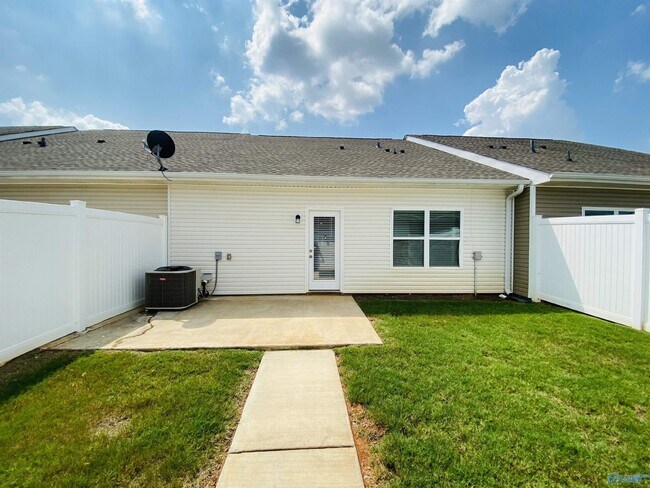 Building Photo - 408 Edgebrook Dr