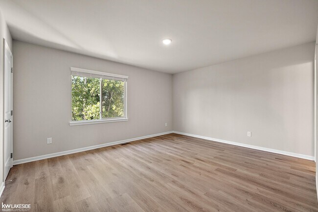 Building Photo - 28280 Delano Dr