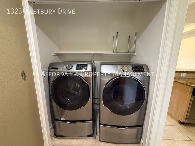 Building Photo - 1323 Westbury Dr