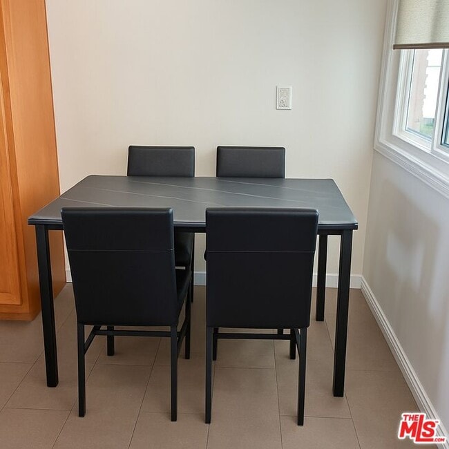 Building Photo - 11257 Collett Ave