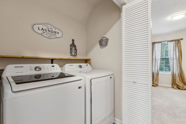Building Photo - Nearly New 2BR/2.5BA Townhome – Great Loca...