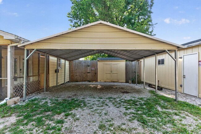 Building Photo - 2418 W Lynn St