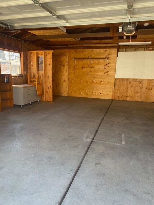 Building Photo - Sweet 4 bd, 2 bath, 2+car garage near MidTown