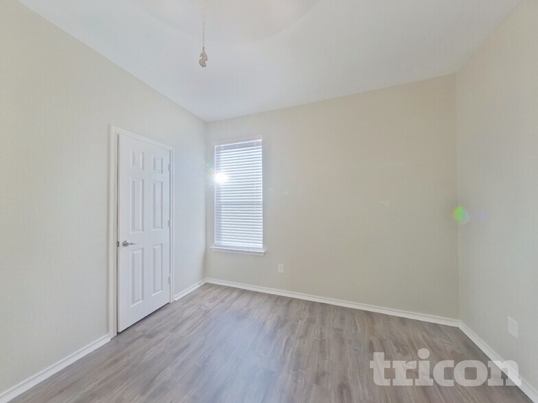 Building Photo - 6356 Ferncreek Ln