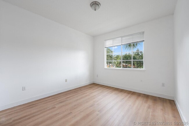 Building Photo - 1201 Myrtlewood Cir E