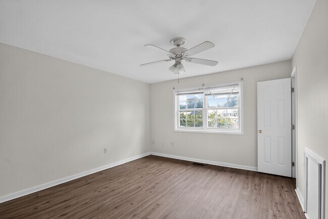 Building Photo - Available 3 Bedroom 1.5 bath Townhouse in Fredericksburg, Stafford County