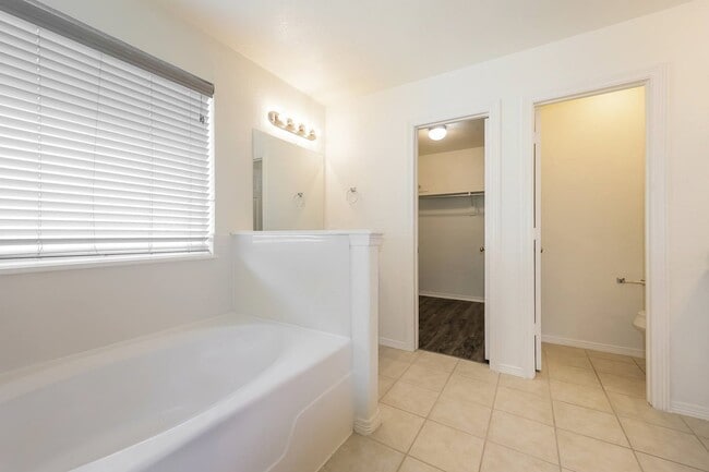 Building Photo - 8518 Sports Haven Dr