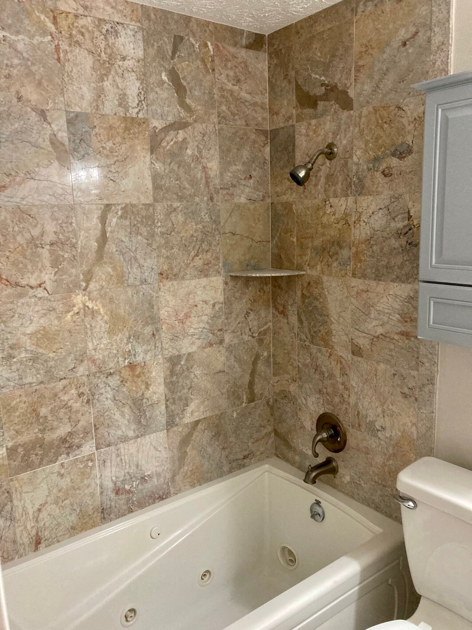 Master bathroom with whirlpool bathtub - 1502 Queen Anne Ct