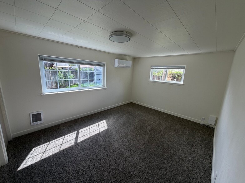 Building Photo - 919 Snow