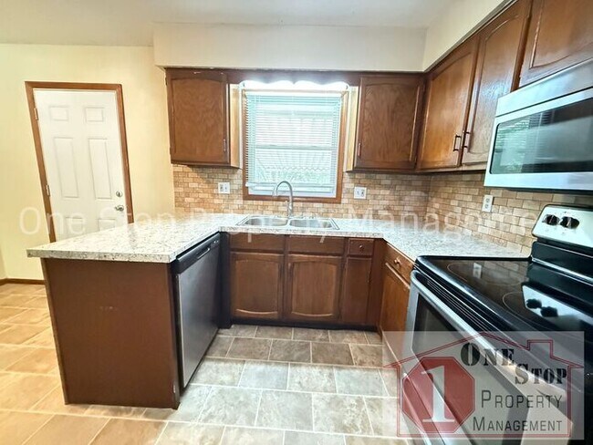 Building Photo - Cozy 3 Bedroom, 1 Bathroom, 1 car garage i...