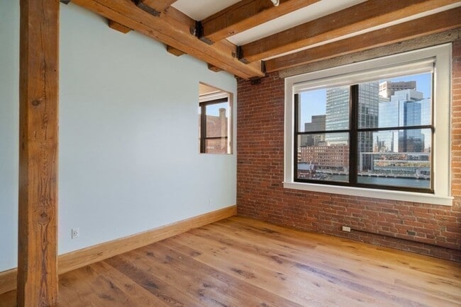 Building Photo - 33 Sleeper St