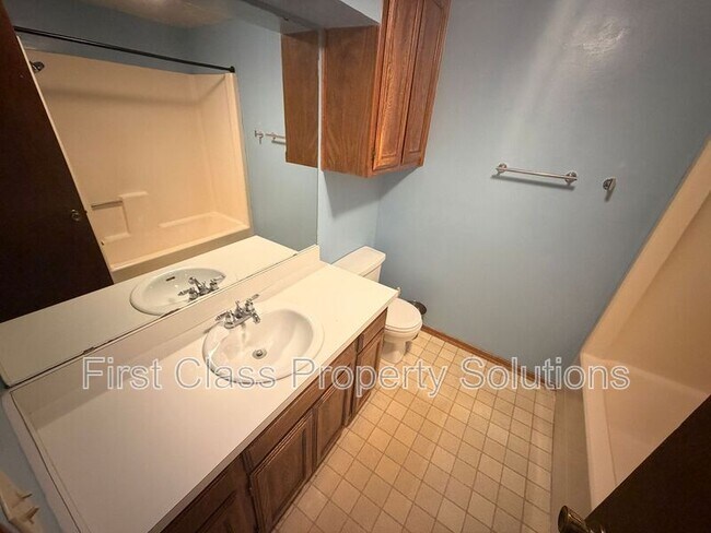 Building Photo - 8613 E Parkridge Dr