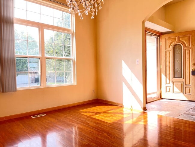 Building Photo - Move-in Special offer!!! Stunning 5 bedroo...