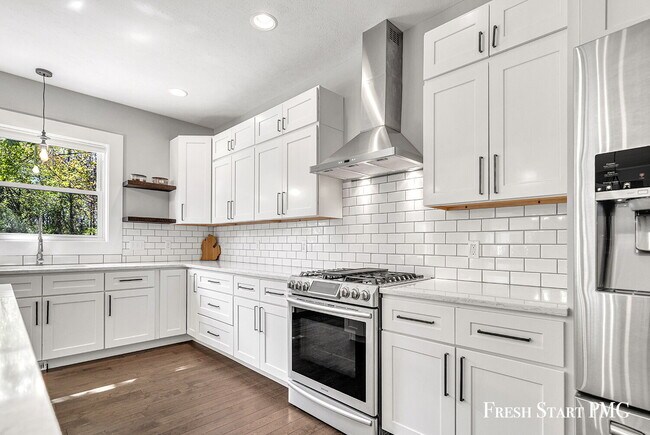 Building Photo - Spacious 6-Bedroom Retreat in Rockford with 3.5 Luxurious Baths