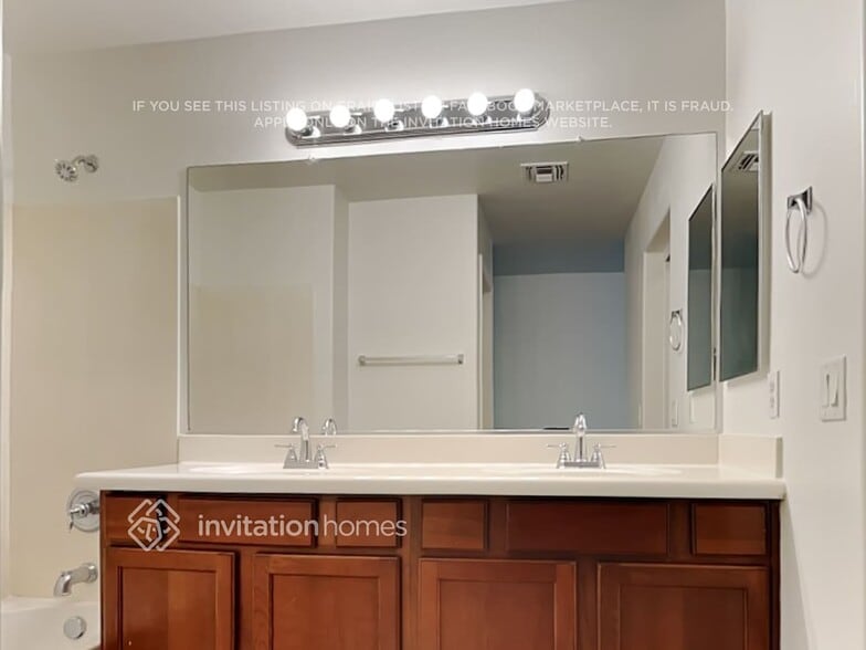 Building Photo - 10049 E Impala Ave