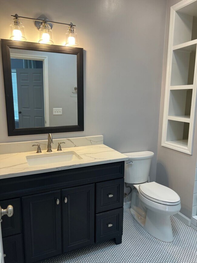Building Photo - Beautiful Home, Mid-Island in Yacht Cove!