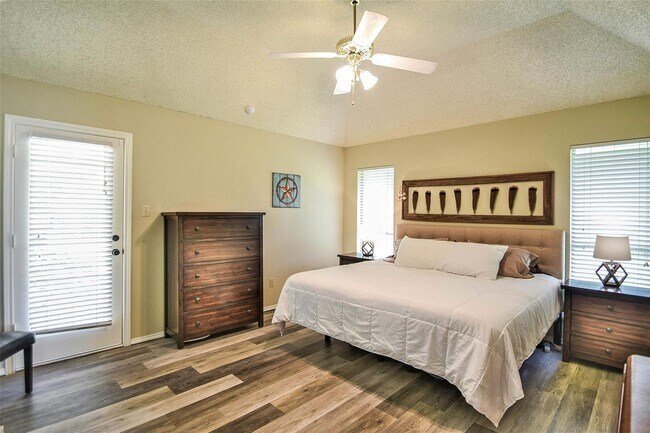 Building Photo - Beautiful Home on Mature Tree'd Lot  in We...