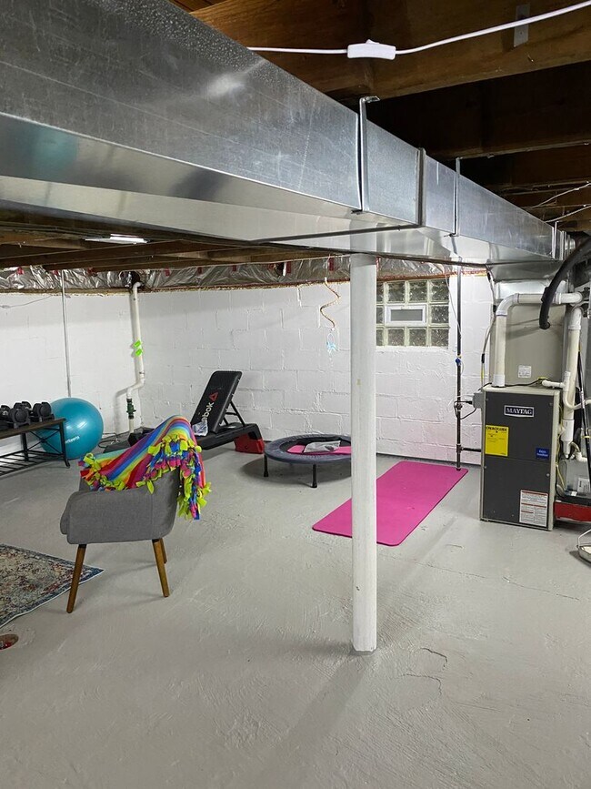 Building Photo - PRICE REDUCED!!!Charming 2-bedroom, 1-bath...