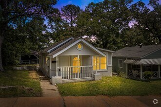 Building Photo - Spacious 4 Bedroom 2 Bath Home