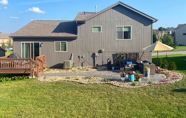 Building Photo - AVAILABLE NOW!