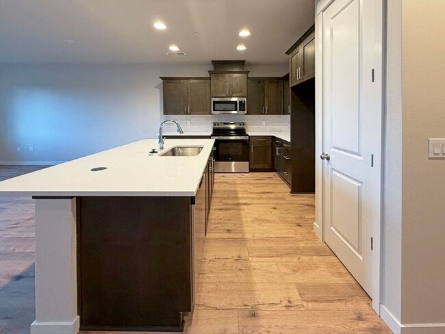 Building Photo - 2634 Waterlily Dr