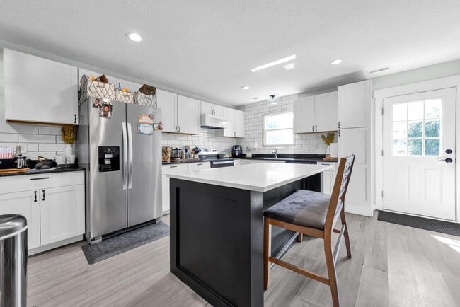 Building Photo - 1945 Woodcrest Rd