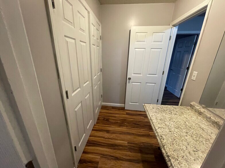 Building Photo - 728 Sylvan Dr