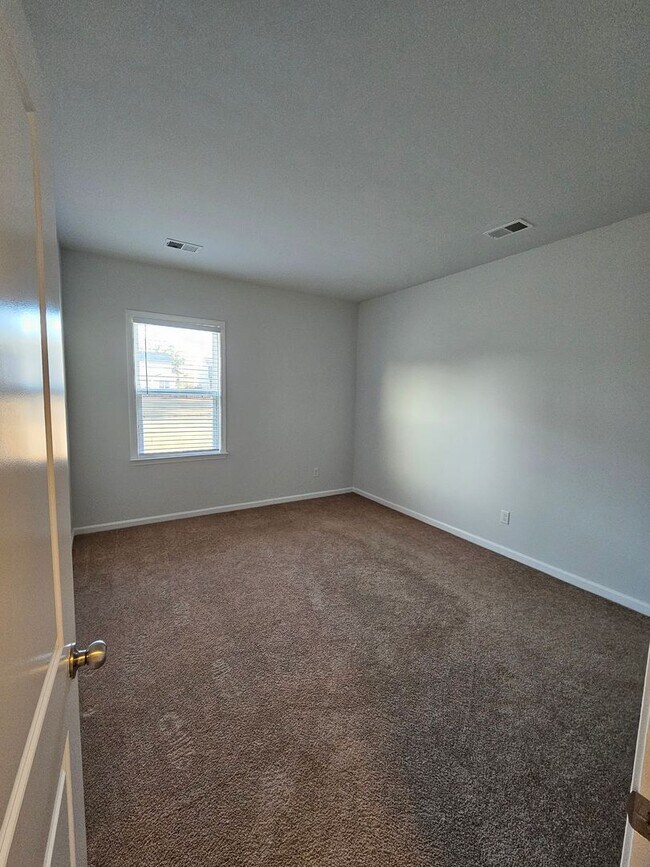 Building Photo - Spacious Two-Story Living on a Premium Lot...