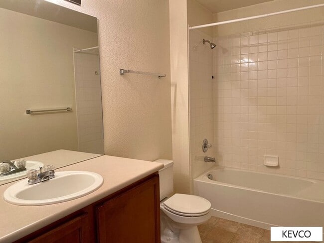 Building Photo - Bright, Comfortable Two Bedroom Townhouse!
