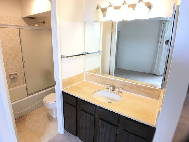 Building Photo - Colonnade On The Green