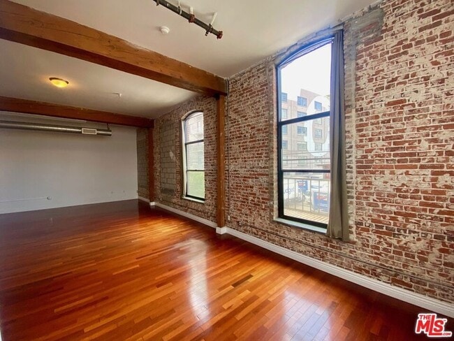 Building Photo - 652 Mateo St