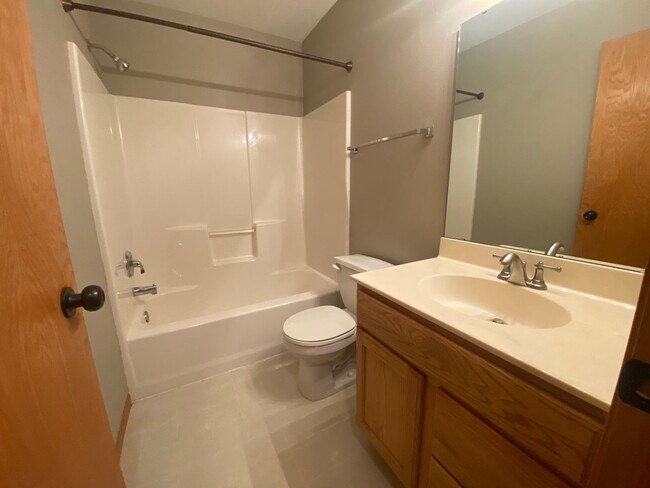 Building Photo - 3 Bedroom Townhome in South Fargo!!