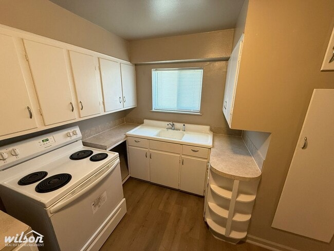 Building Photo - Spacious 3-Bedroom - 2-Bath Home with Bonu...