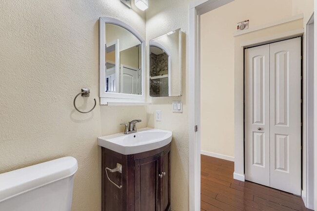 Building Photo - COME TOUR THIS BEAUTIFUL TOWNHOME. AVAILABLE NOW!