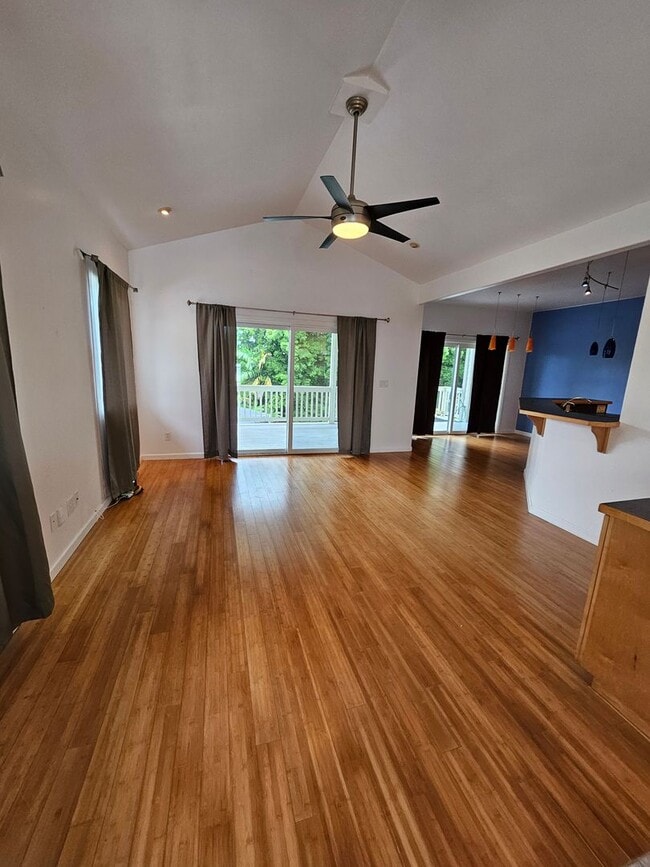 Building Photo - Lovely & spacious 3 bedroom 2 bath home (u...