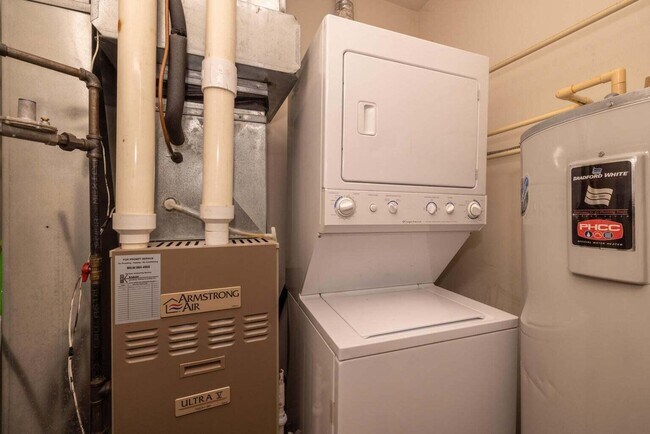 Building Photo - 1619 N Farwell Ave