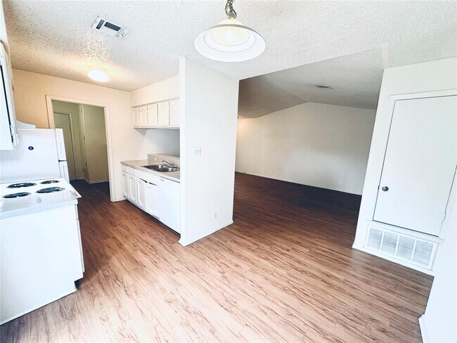 Building Photo - 12504 Tree Line Dr